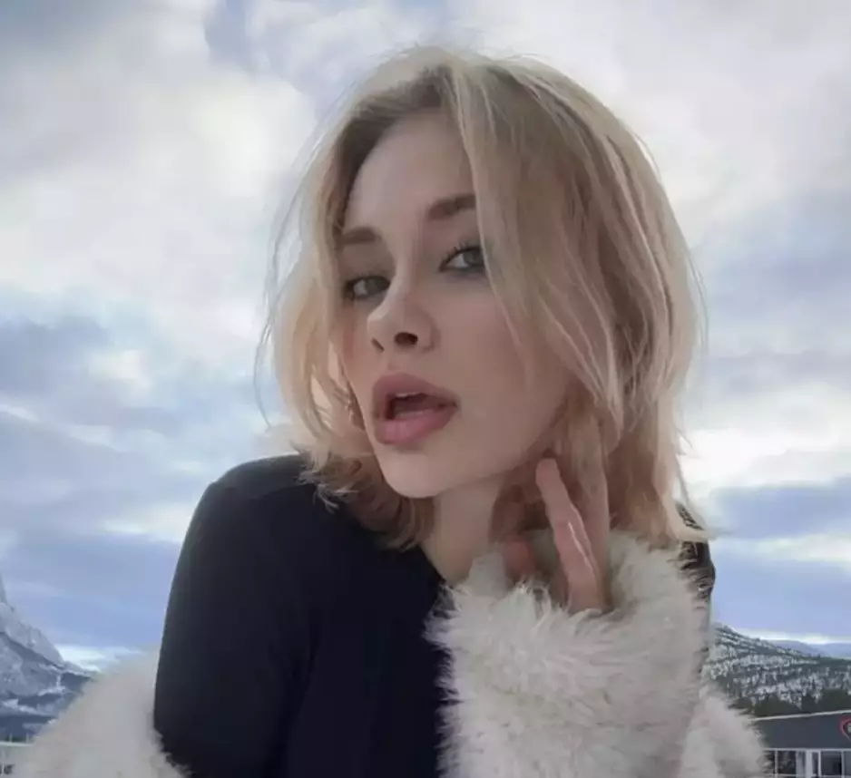 The model is now able to walk without aid (Instagram/marielouna__)