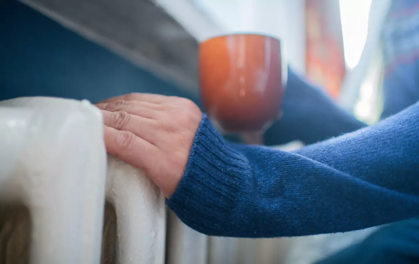 Cold hands can be a sign of Raynaud's.