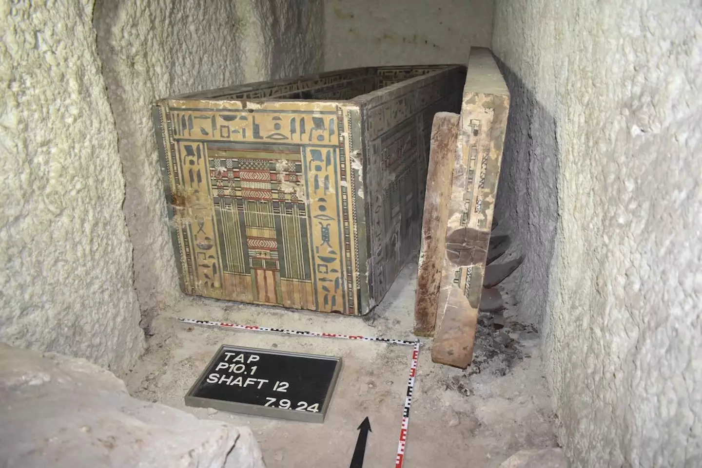 Incredible designs on the outer coffin (Susen Döbel, © Jochem Kahl, The Asyut Project)