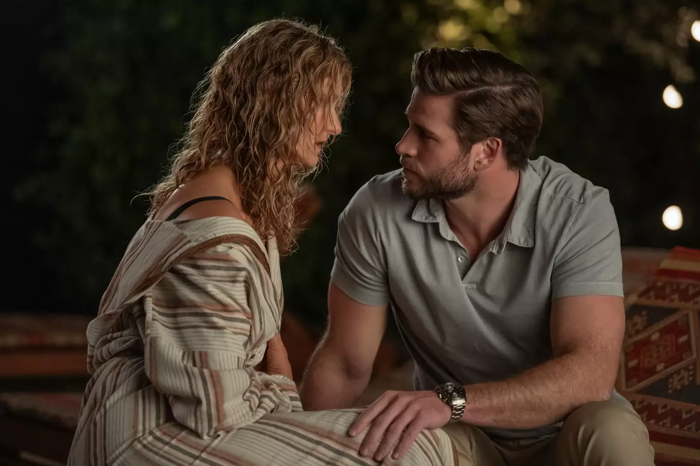 She's a successful writer going through a rough time, he's a handsome finance guy who seems to be drifting apart from his girlfriend, it's meant to be. (Netflix)