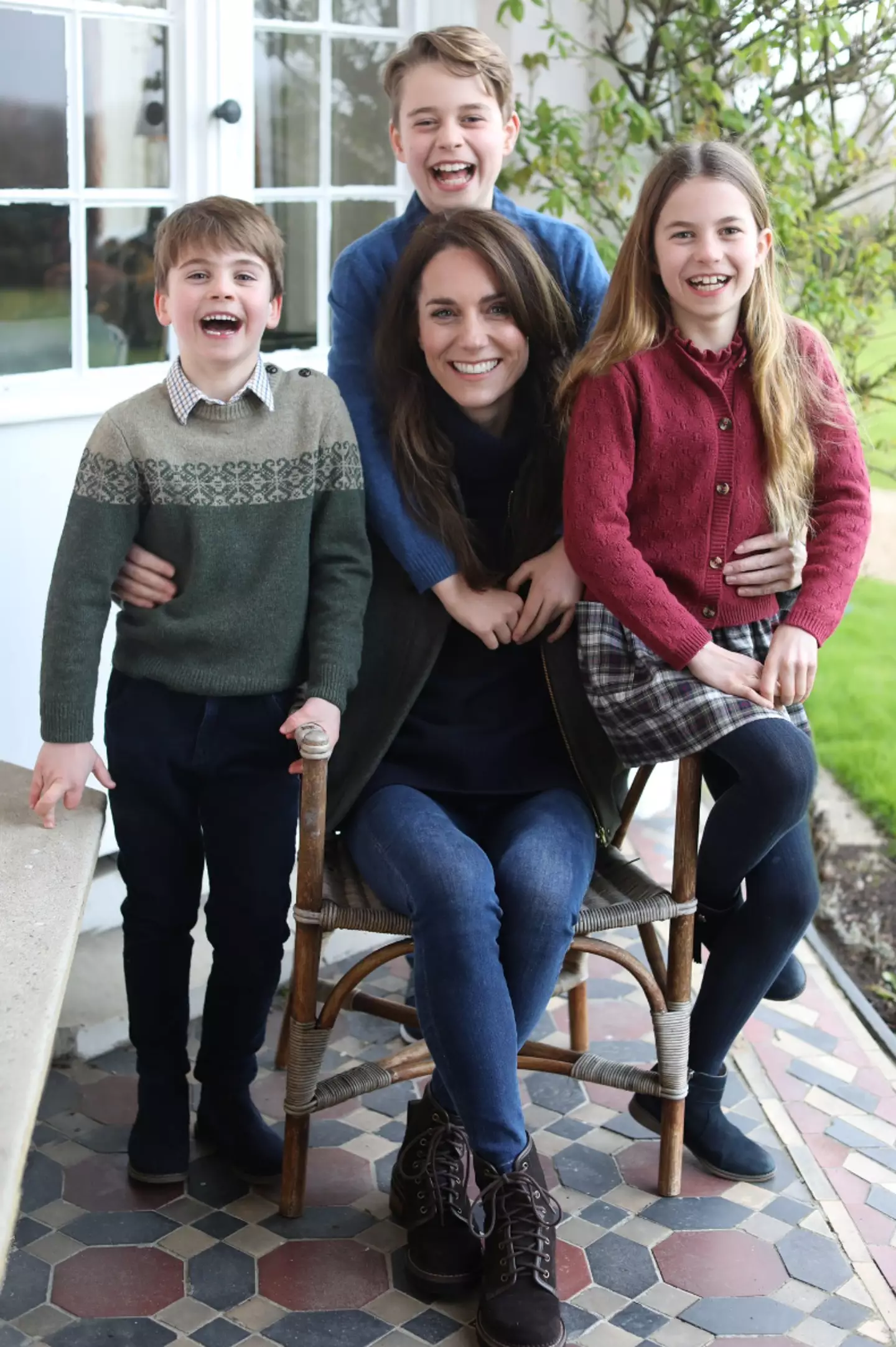 On Sunday, Kensington Palace posted the first picture of Kate Middleton with her children for Mother's Day.