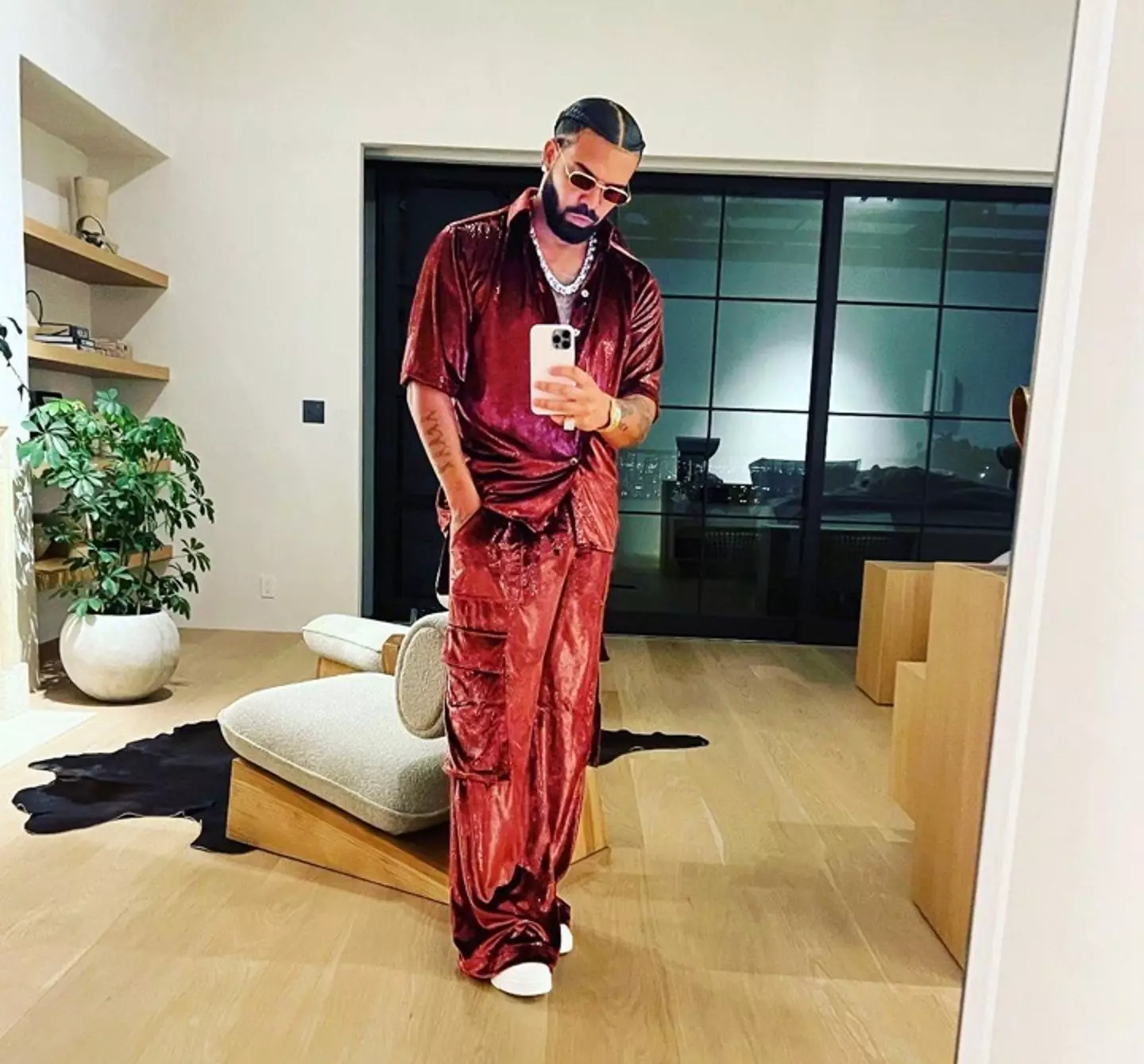 Drake has shown off his generous side by gifting the British UFC fighters a Rolex watch each.