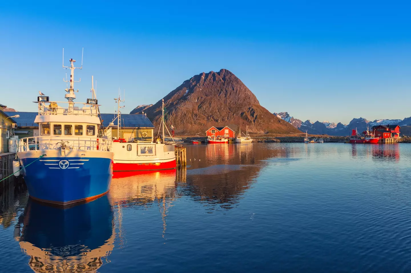 Activities including midnight golf and cycling take place in Norway.