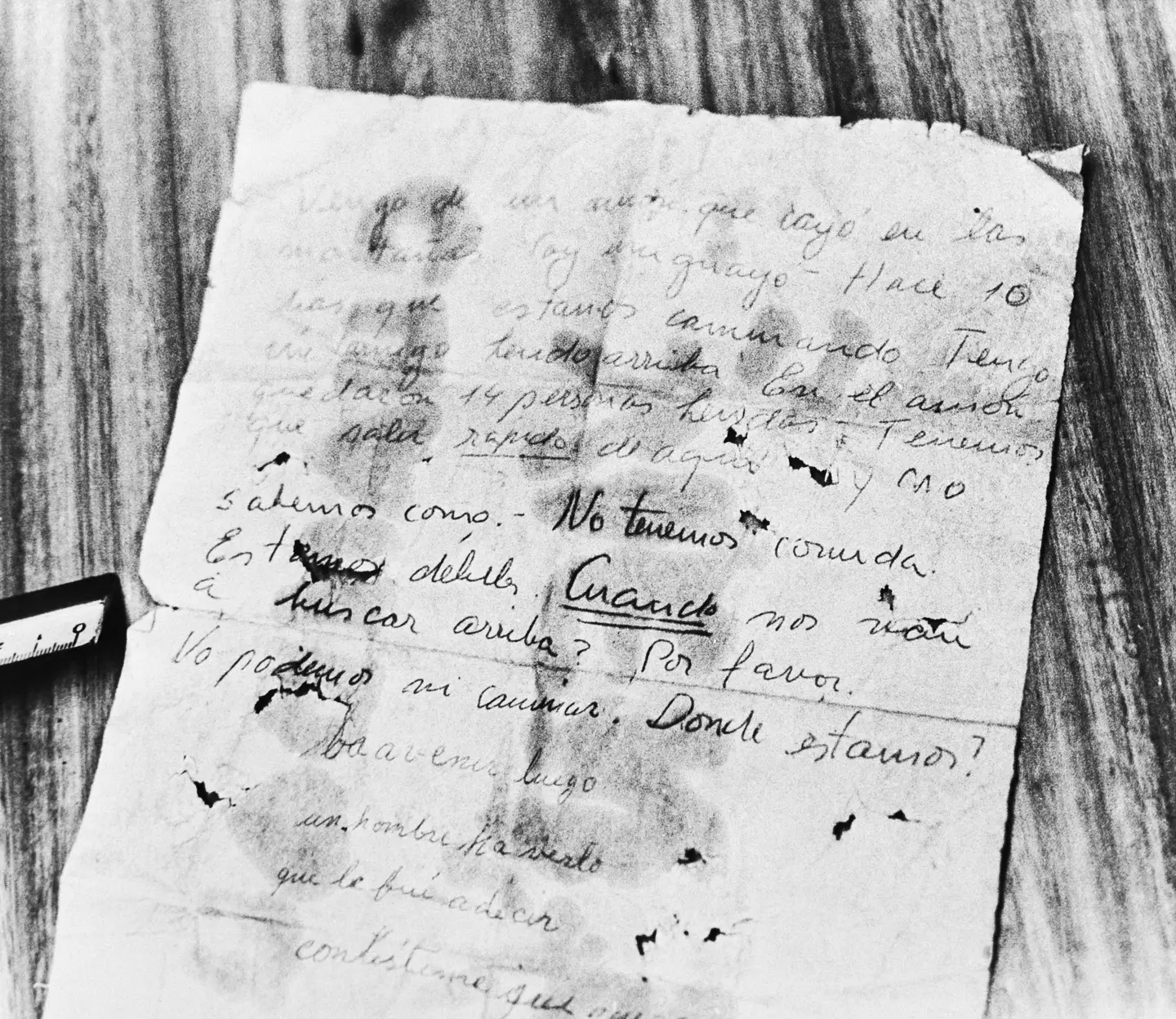 The note Fernando Parrado and Roberto Caness wrote to Sergio Catalán explaining they were plane crash survivors (Bettmann / Contributor/Getty)
