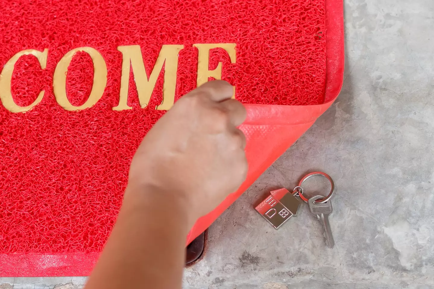 If you do this, you may as well hang a sign up that says 'please rob me'. (Getty Stock Photo)