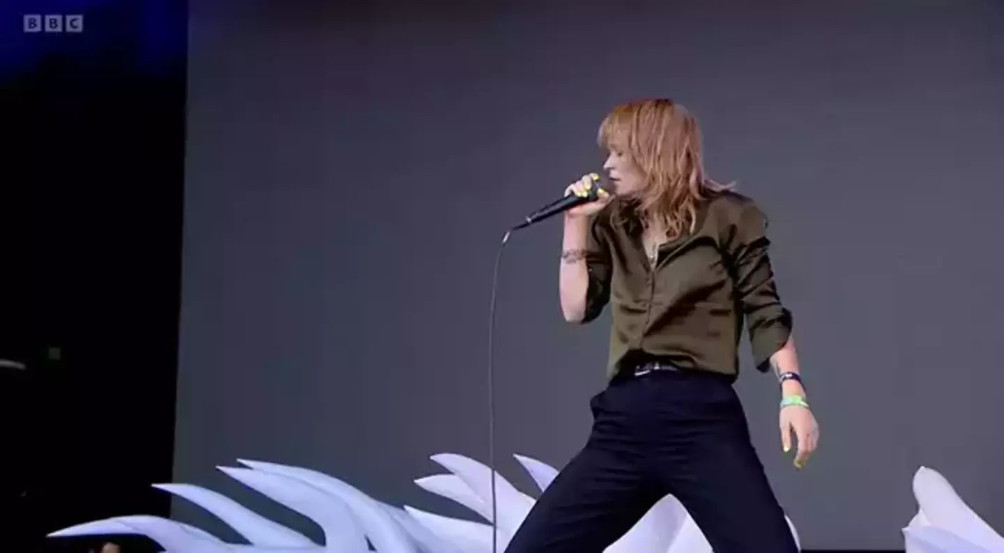 The crowd who saw her perform at Glastonbury cheered her on while she performed.
