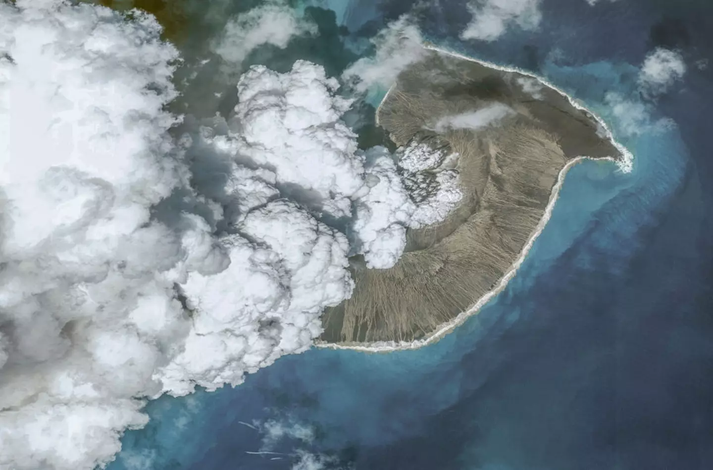 The huge amount of ash from the eruption (Maxar via Getty Images)