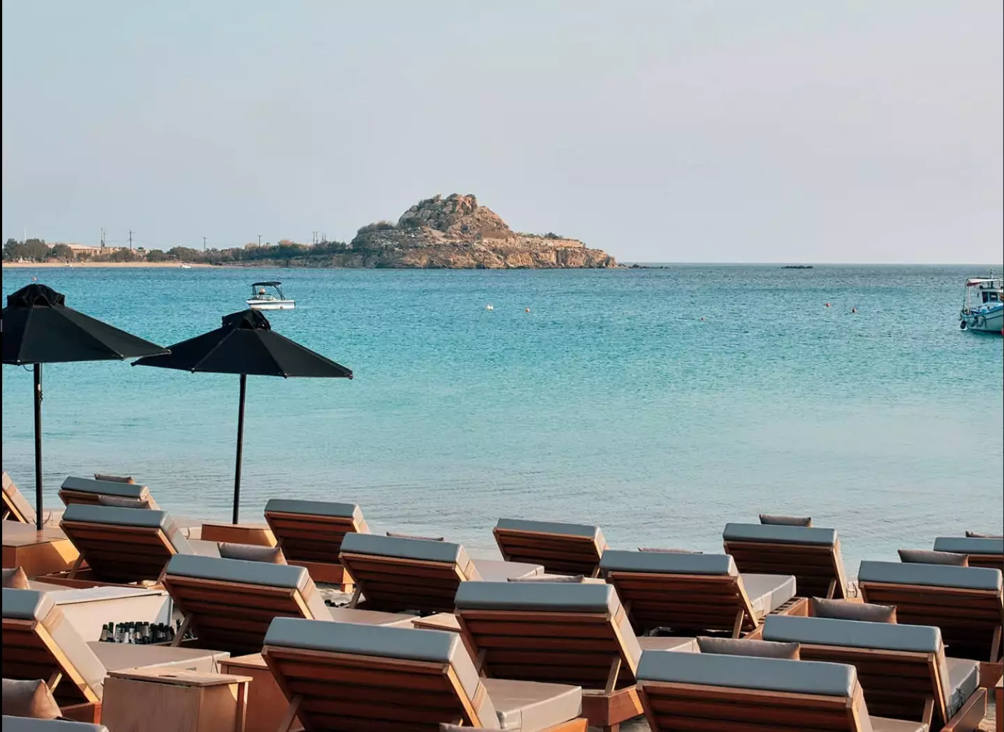 The waterfront bar boasts of beautiful views online (Instagram/@dkmykonos)