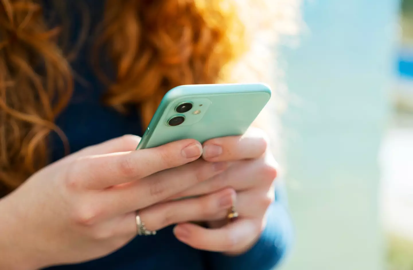 Giving up your smartphone for a whole month could earn you a nice payday.