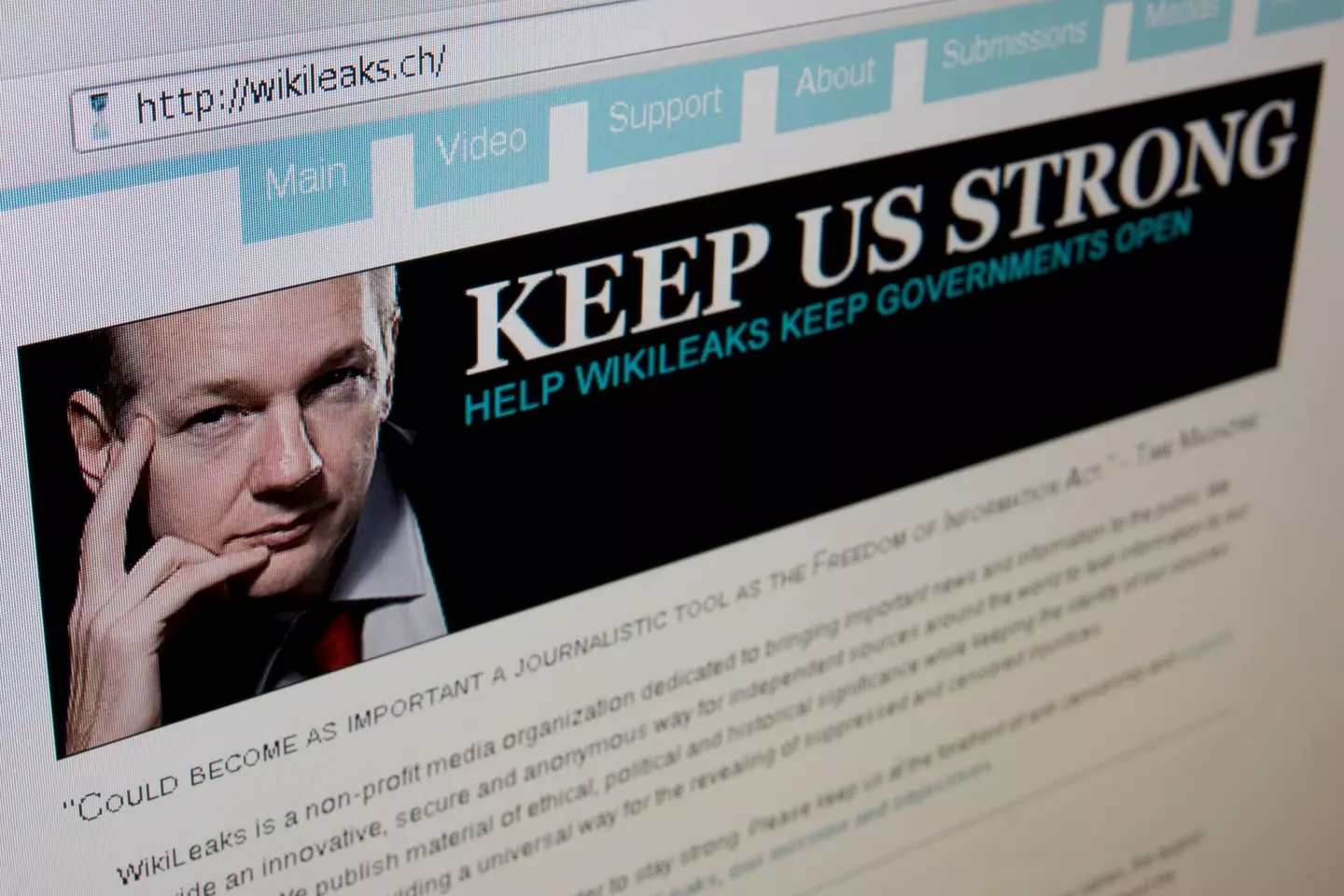 WikiLeaks website with Julian Assange photo.