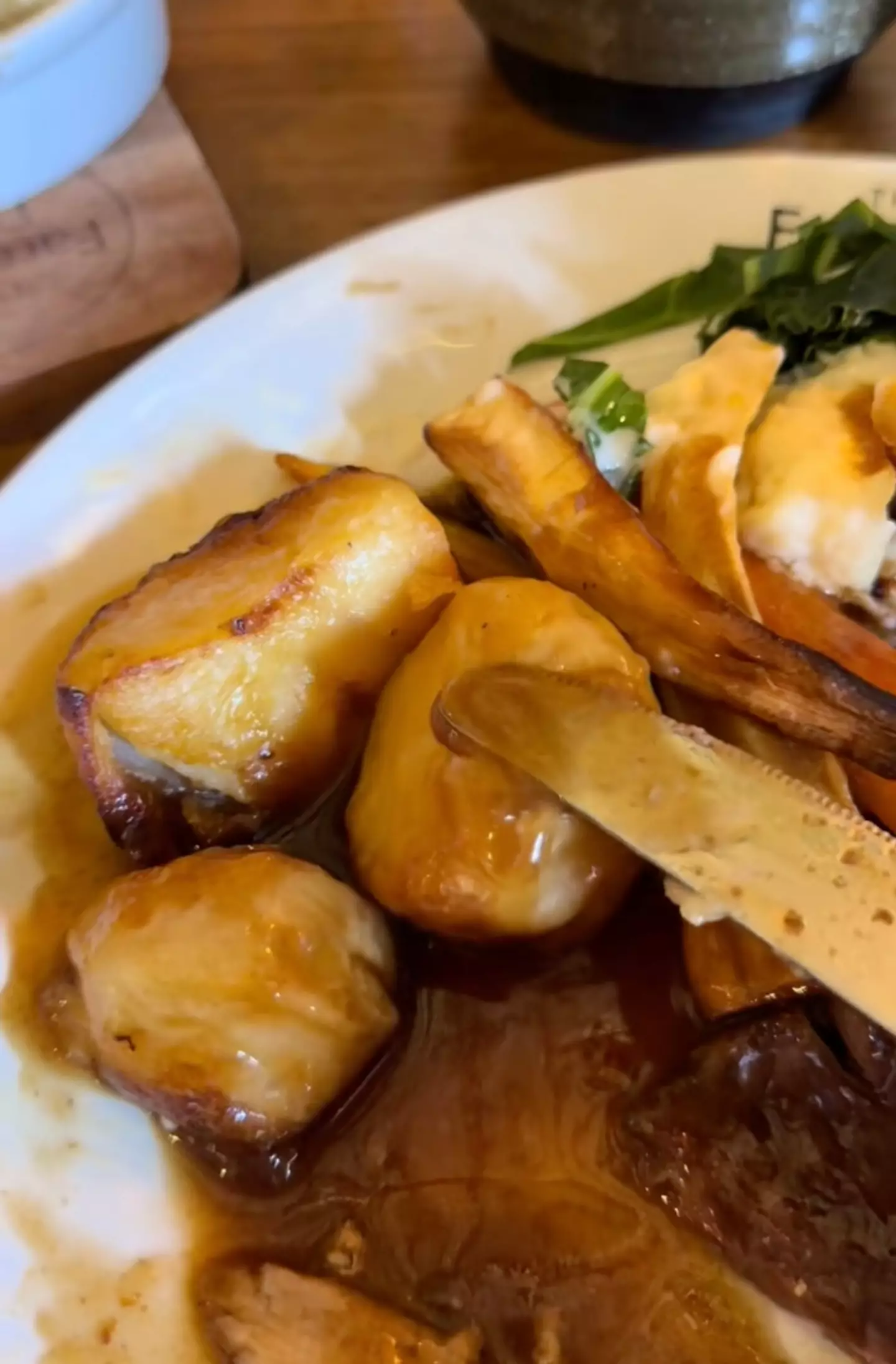 The Big Brother star wasn't bowled over by the grub at The Farmer's Dog (TikTok/@henrysouthan)