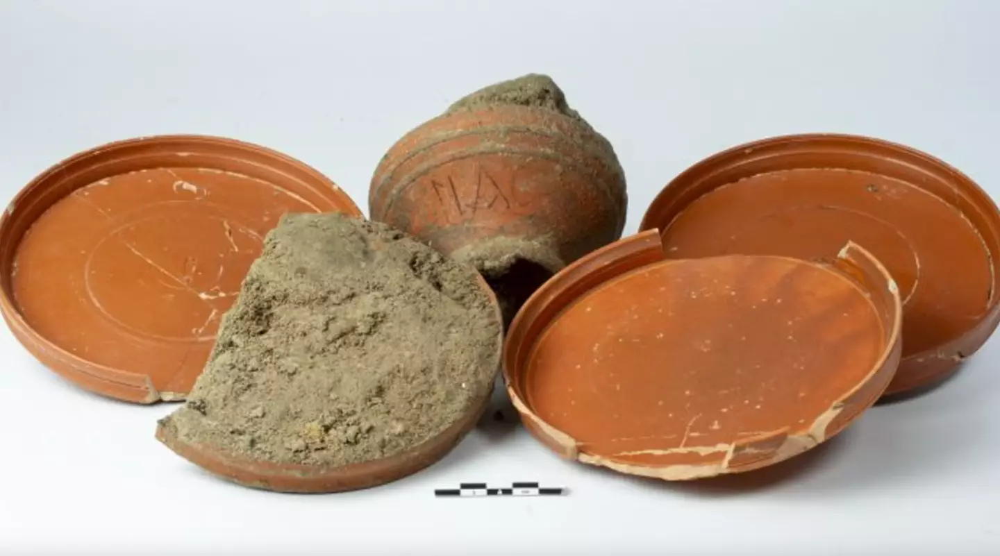 A bronze skin scraper, four plates and a bowl were found in the grave with Flaccus (Municipality of Heerlen)
