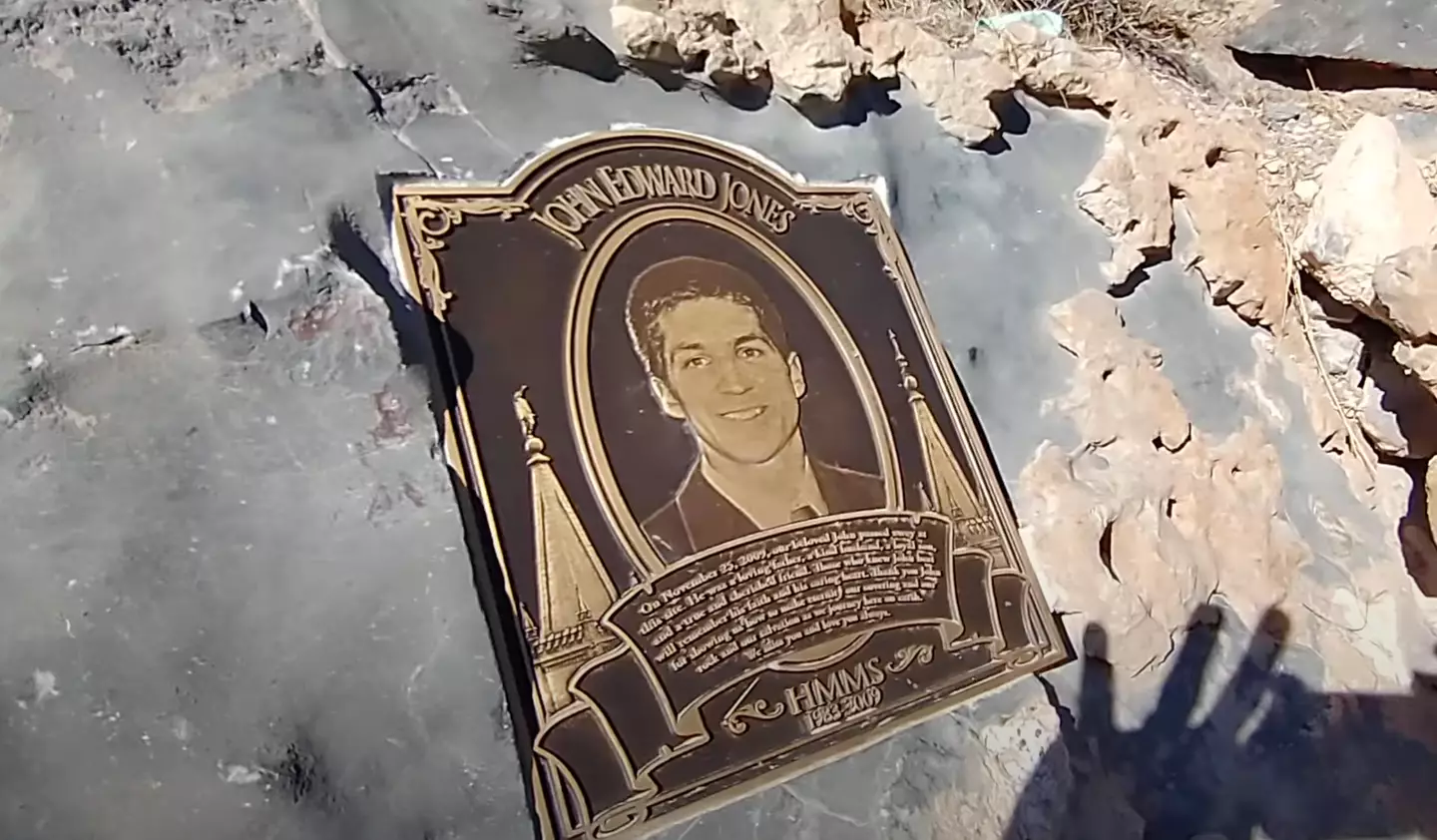 The plaque can be seen paying tribute to the late caver (YouTube/Brandon Kowallis)
