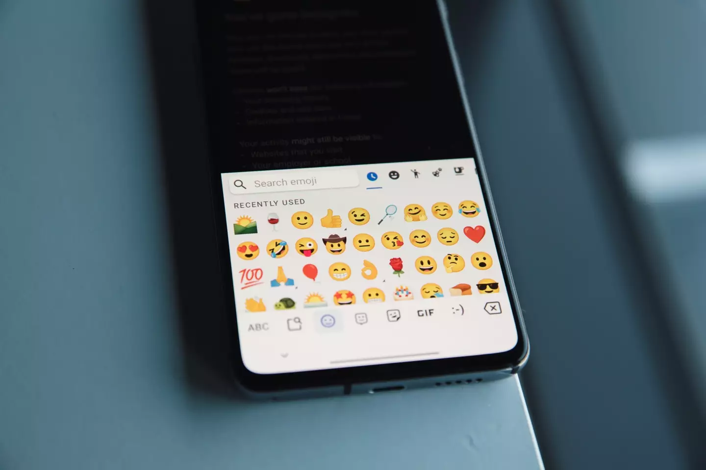 A judge ruled that the ‘thumbs up’ emoji was enough to accept contractual terms.