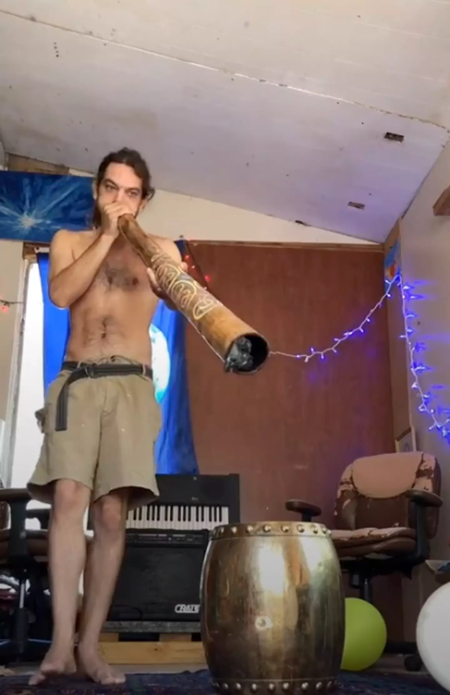 Here's some didgeridoo playing to get you in the mood for your Saturday night.