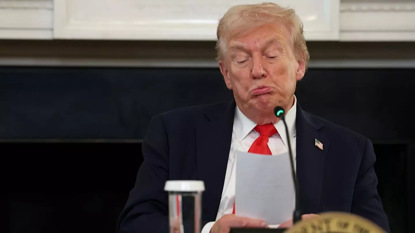 Urgent note handed to Donald Trump by Secretary of State has been exposed by zoomed-in photo