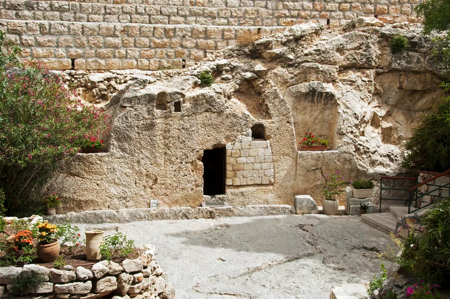 Archeologists 'discover' Jesus' burial spot with clues from the Bible that support it