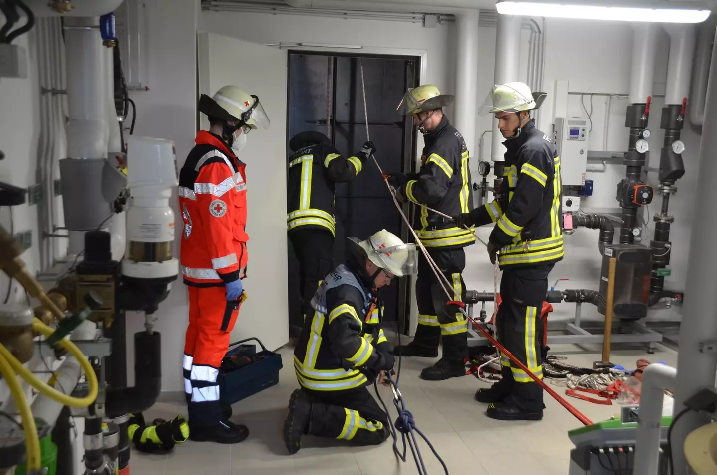 The woman accidentally rammed down the closed door of the lift.