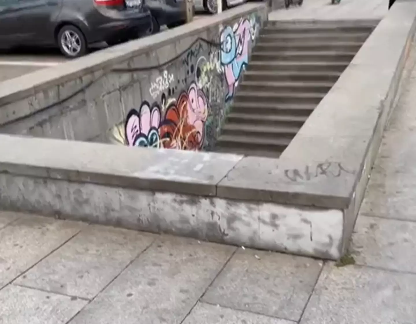 This is what the drop looks like from the other side, with a very short wall (TikTok/@ragacev)