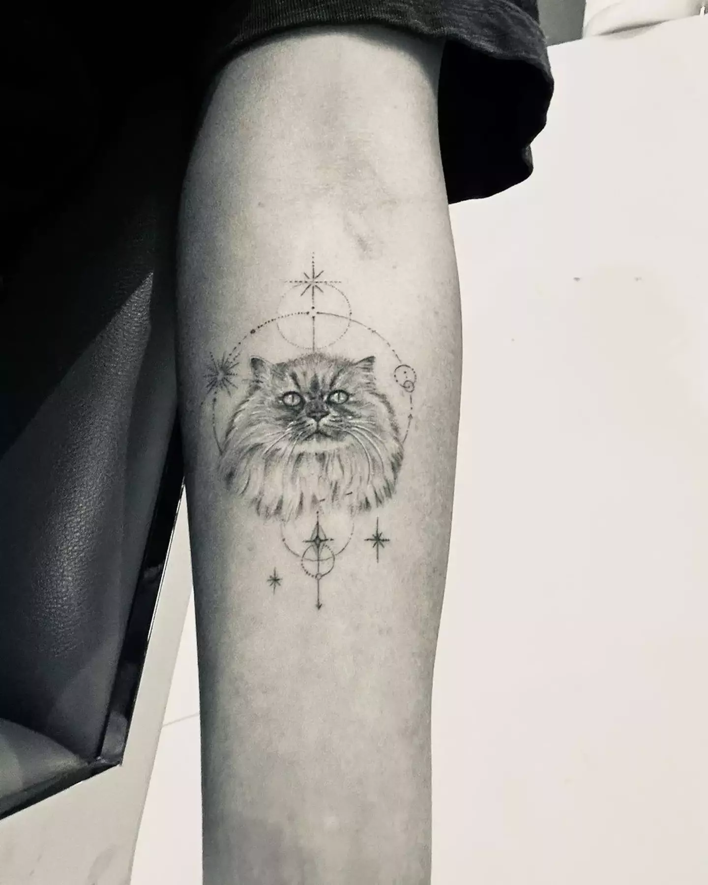 The actress got an inking dedicated to her late pet while also dealing with the loss of her stepfather Roy Battersby (Instagram/@katebeckinsale)