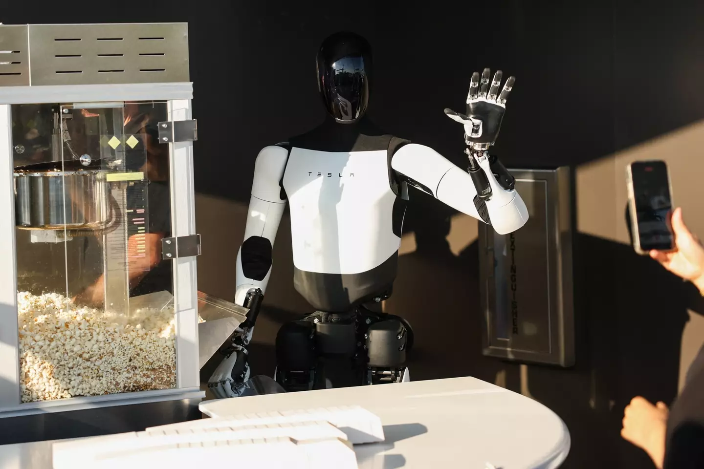 The Tesla Diner doesn't have tips for their employees, but some of them don't need it (PATRICK T. FALLON/AFP via Getty Images)