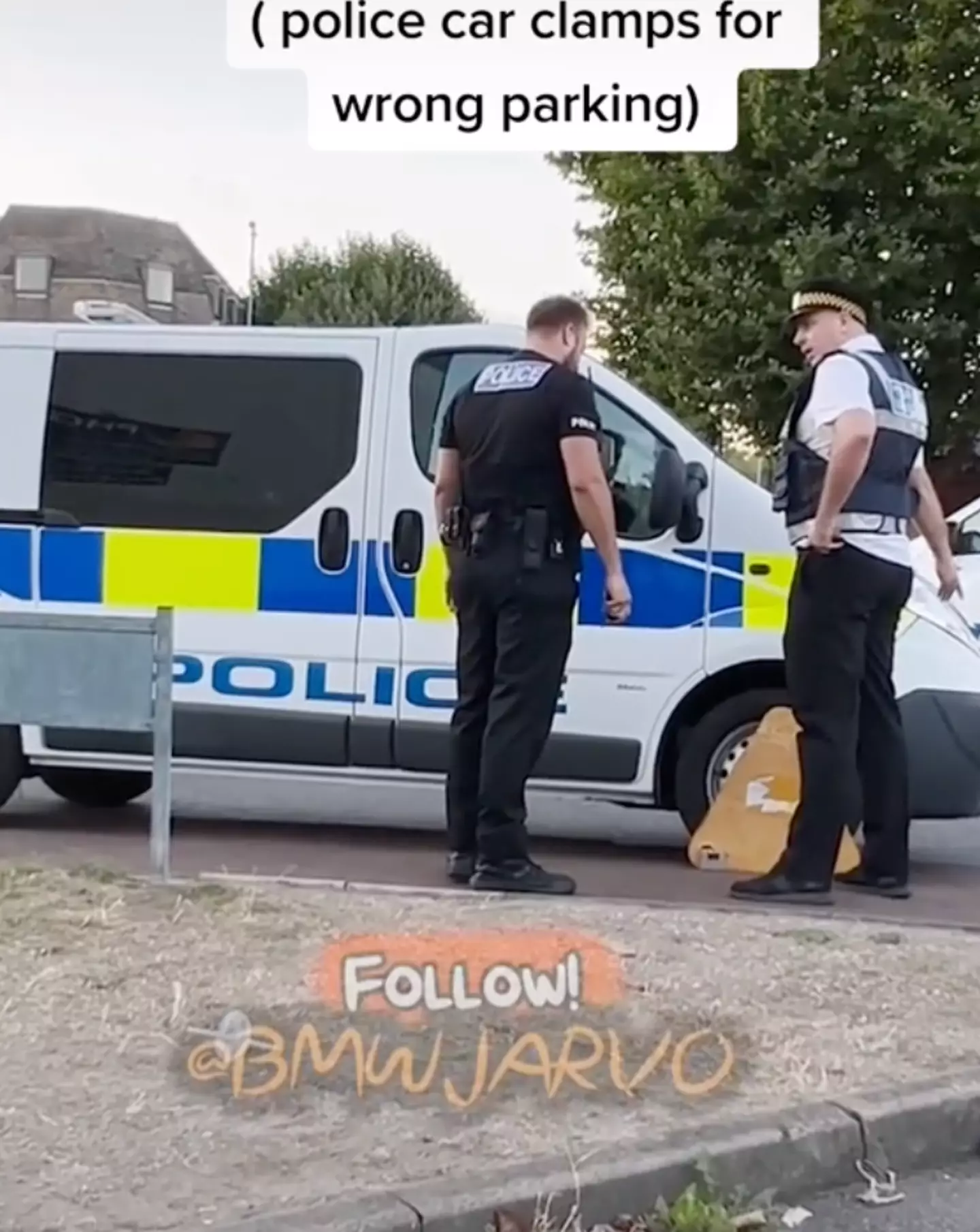 Footage of a traffic warden getting into it with a police officer for parking on a double yellow line has riled up the internet.
