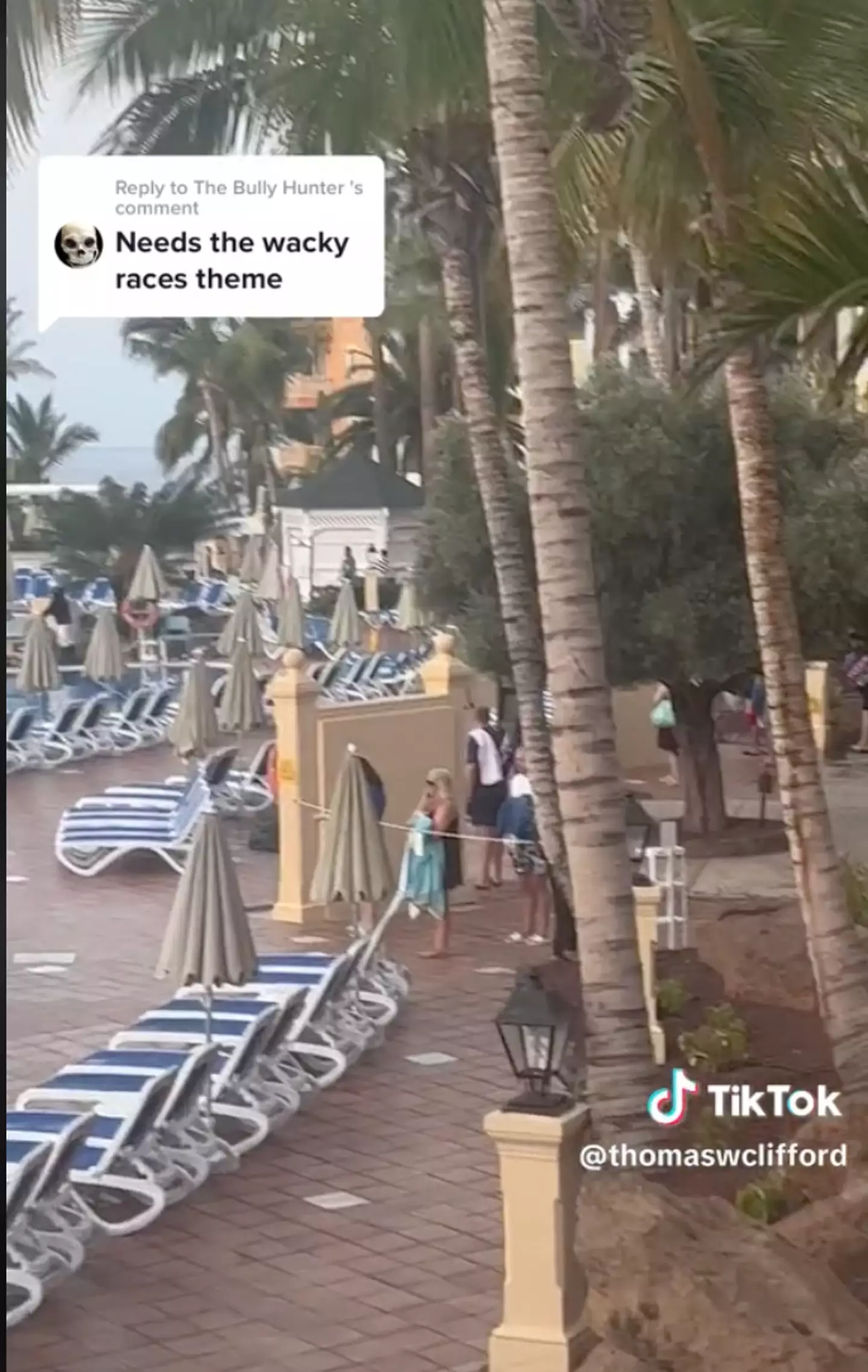 People began queuing up for the sunbed rush.