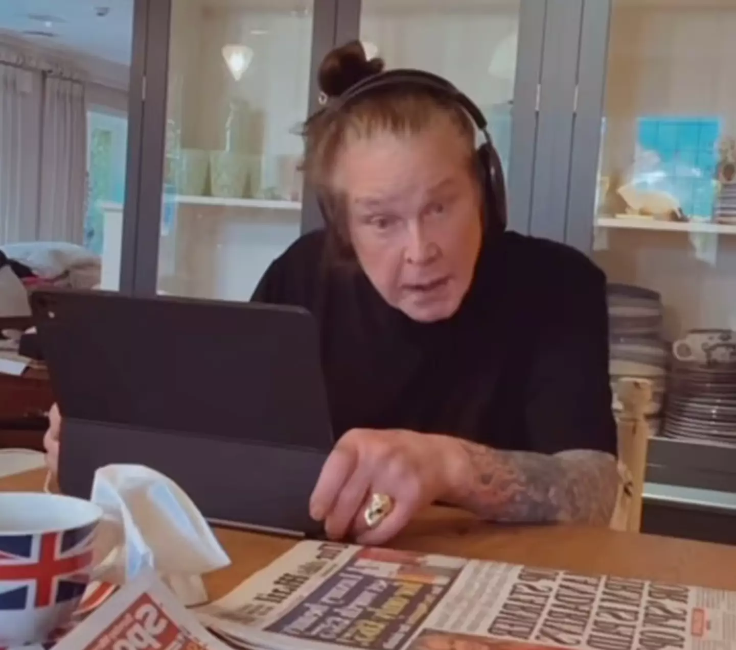 The clip showed the rocker enjoying breakfast with his family (Instagram/@Kelly Osbourne)