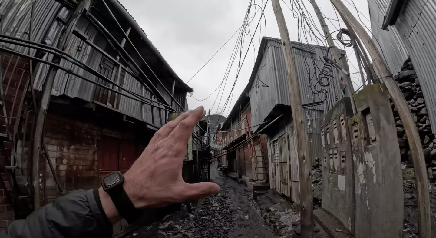 These narrow streets are said to be riddled with crime come sunset (YouTube/Zazza The Italian)