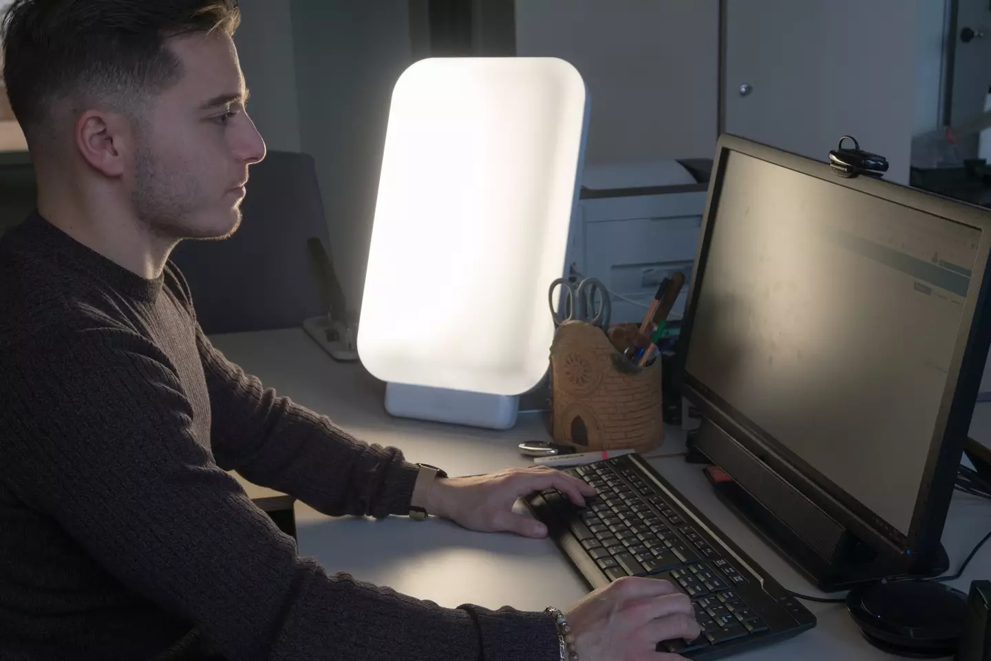Light therapy lamps can be a useful tool for combatting SAD (Getty Stock Images)