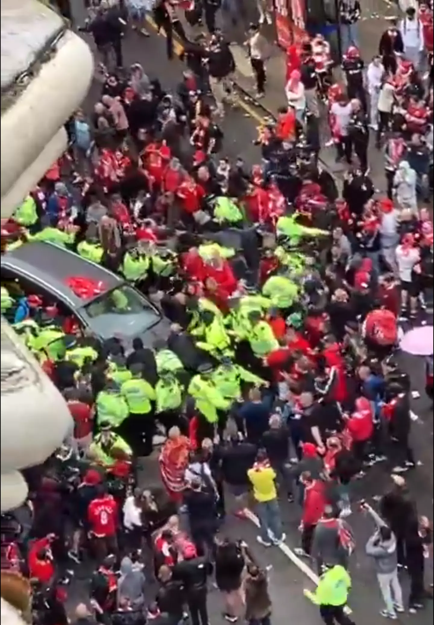 A swarm of footie fans seen surrounding the vehicle (X/@lawbeau94)
