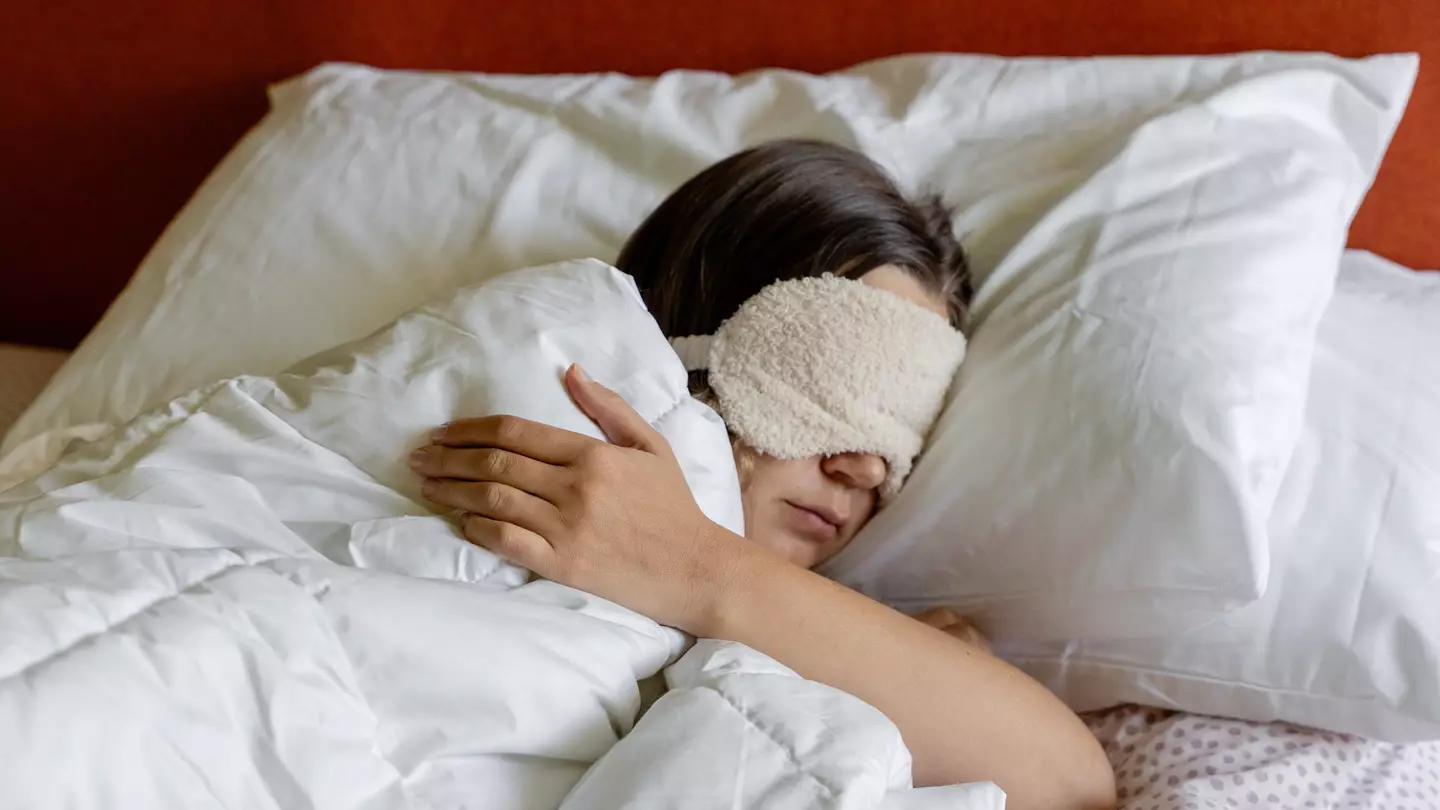 Physical therapist issues warning to anyone that sleeps with two pillows at night
