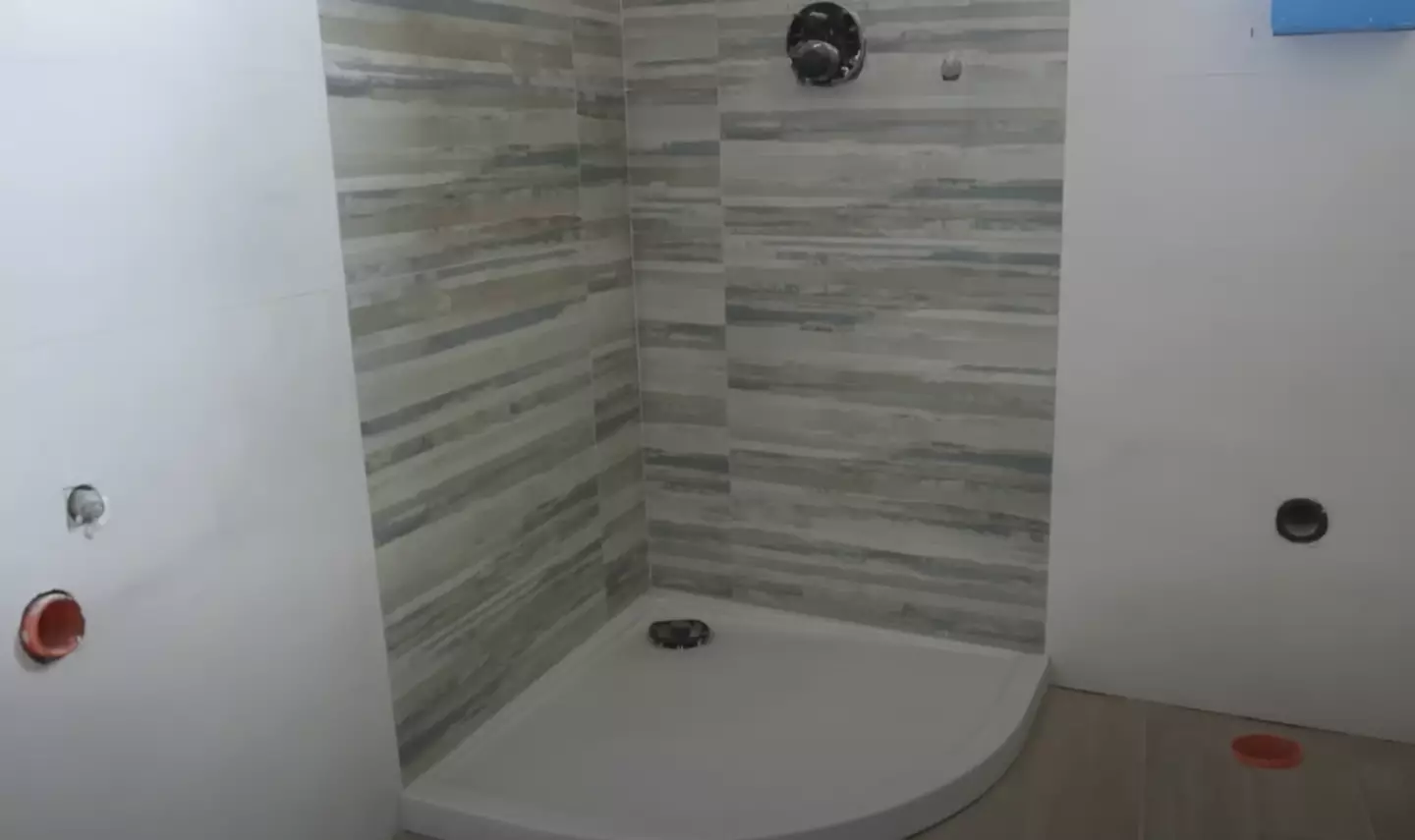 The new bathroom has been fitted. (YouTube/Insider News)