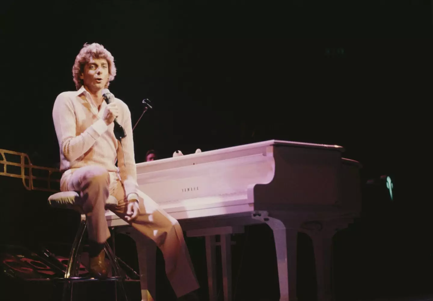 Barry Manilow is back again (Getty/Fox Photos)