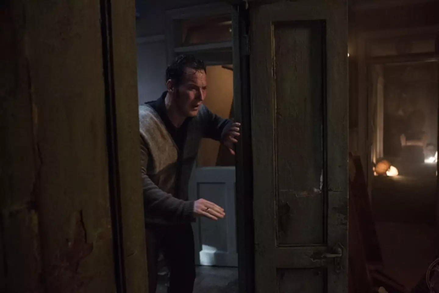Reddit users are begging the man to open the door, like Patrick Wilson here in The Conjuring 2.