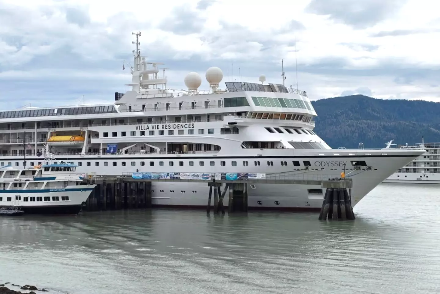 They manage to live comfortable onboard the Villa Vie Odyssey cruise (Instagram/@mid.lifecruising)