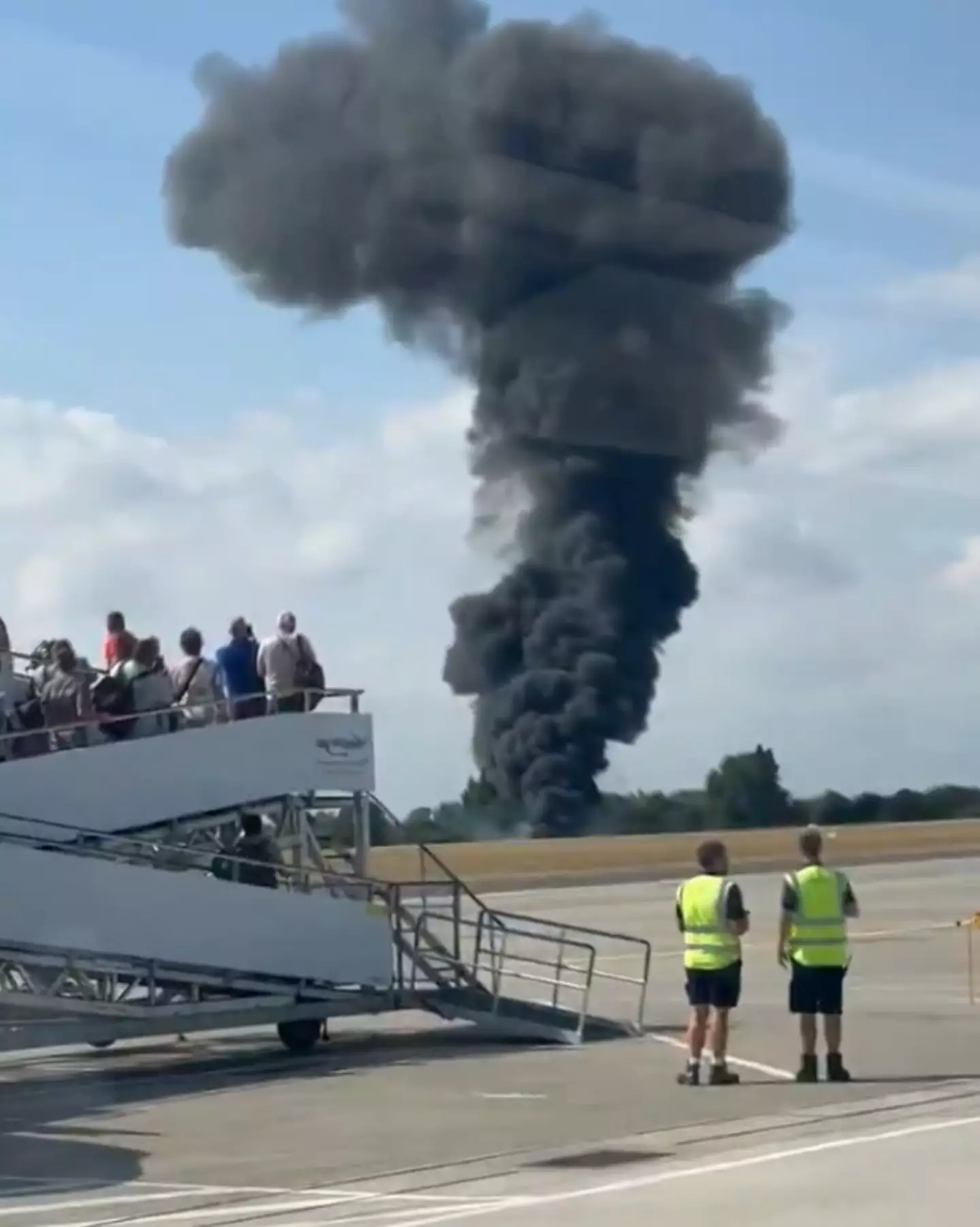 Witnesses captured the shocking aftermath of the crash (X/@agussromagnoli)