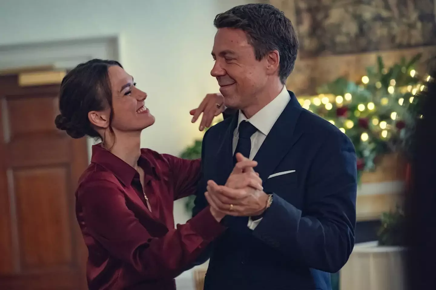 Helen engages in a sham marriage with Wallace in the show to leak secrets (Netflix)