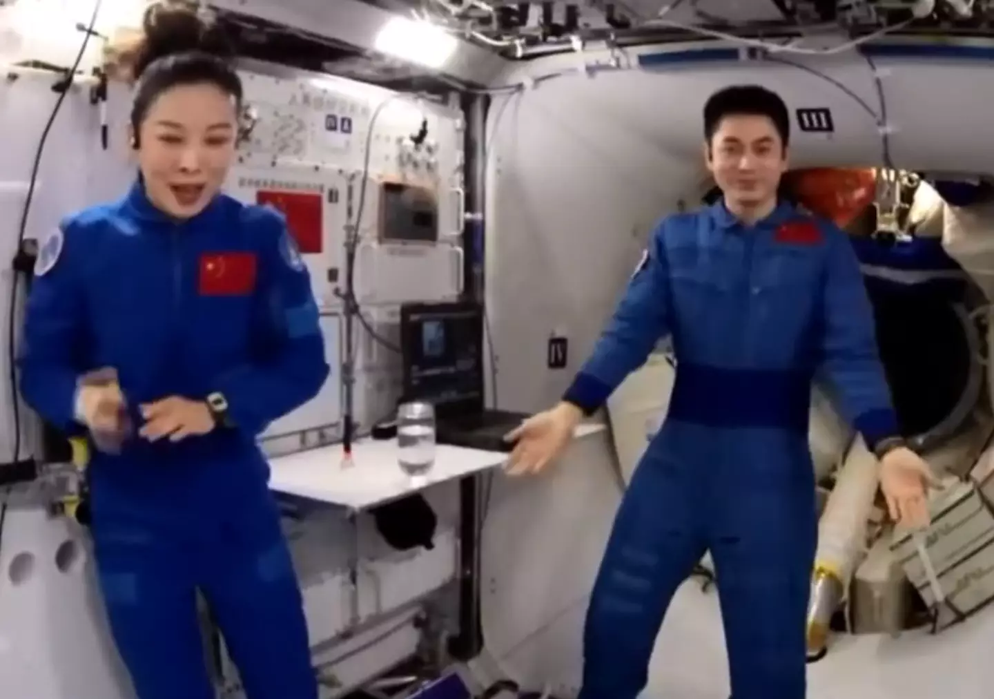 People fixated on the glass of water (YouTube/CGTN)