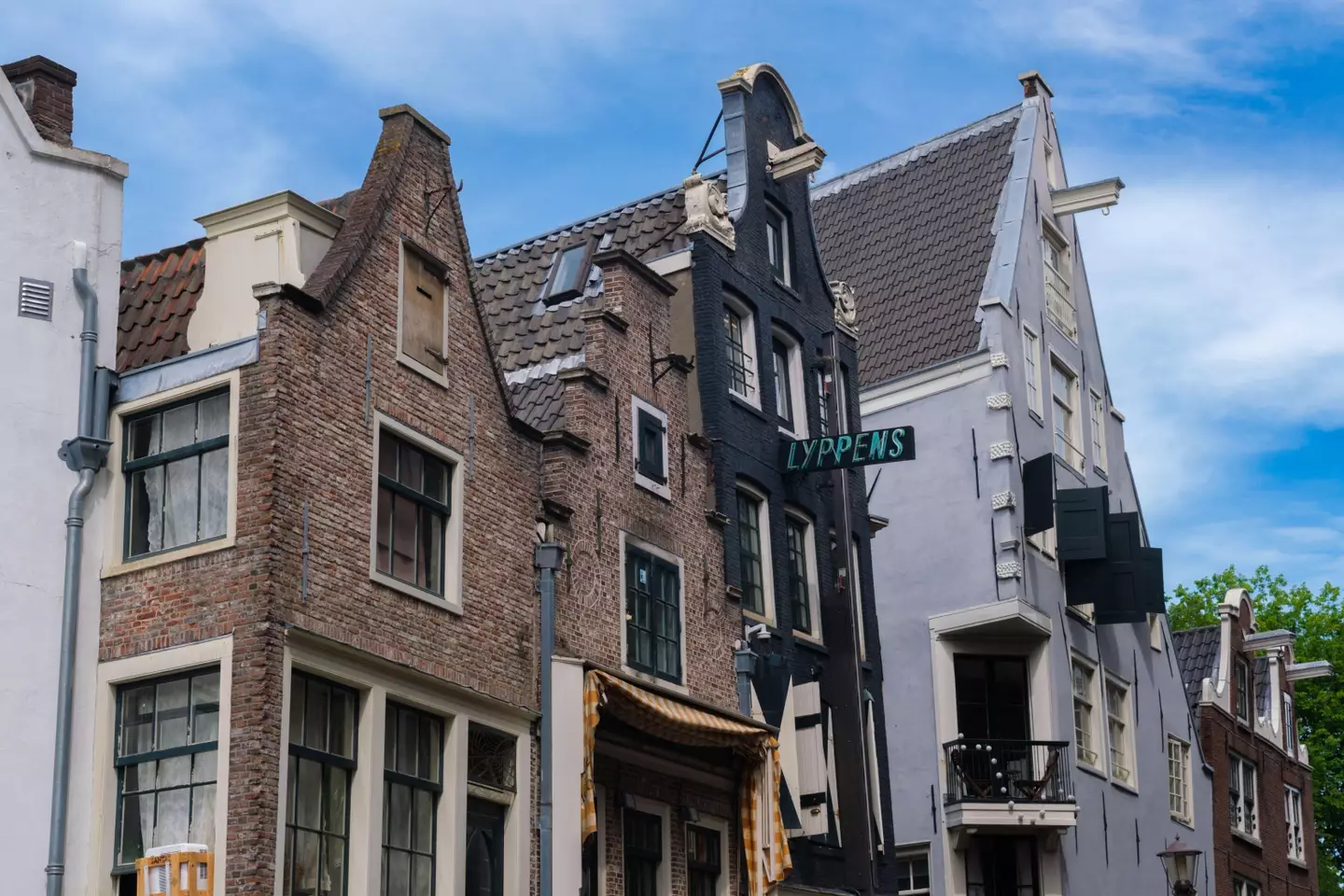 The hooks on some houses in Amsterdam are because of the city's tax laws.