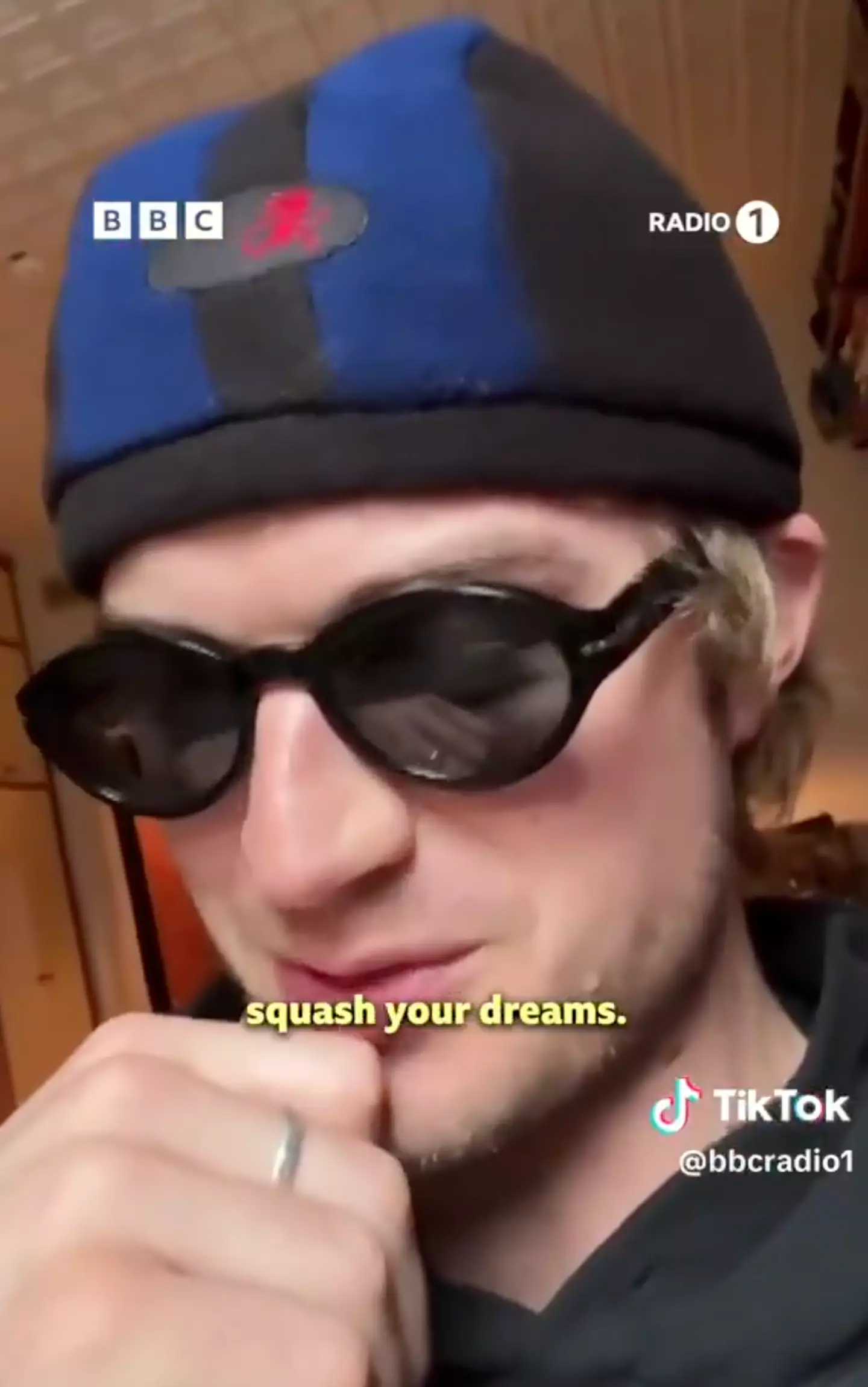 Joe Keery squashed Conformity Gate in a new interview (Radio One)