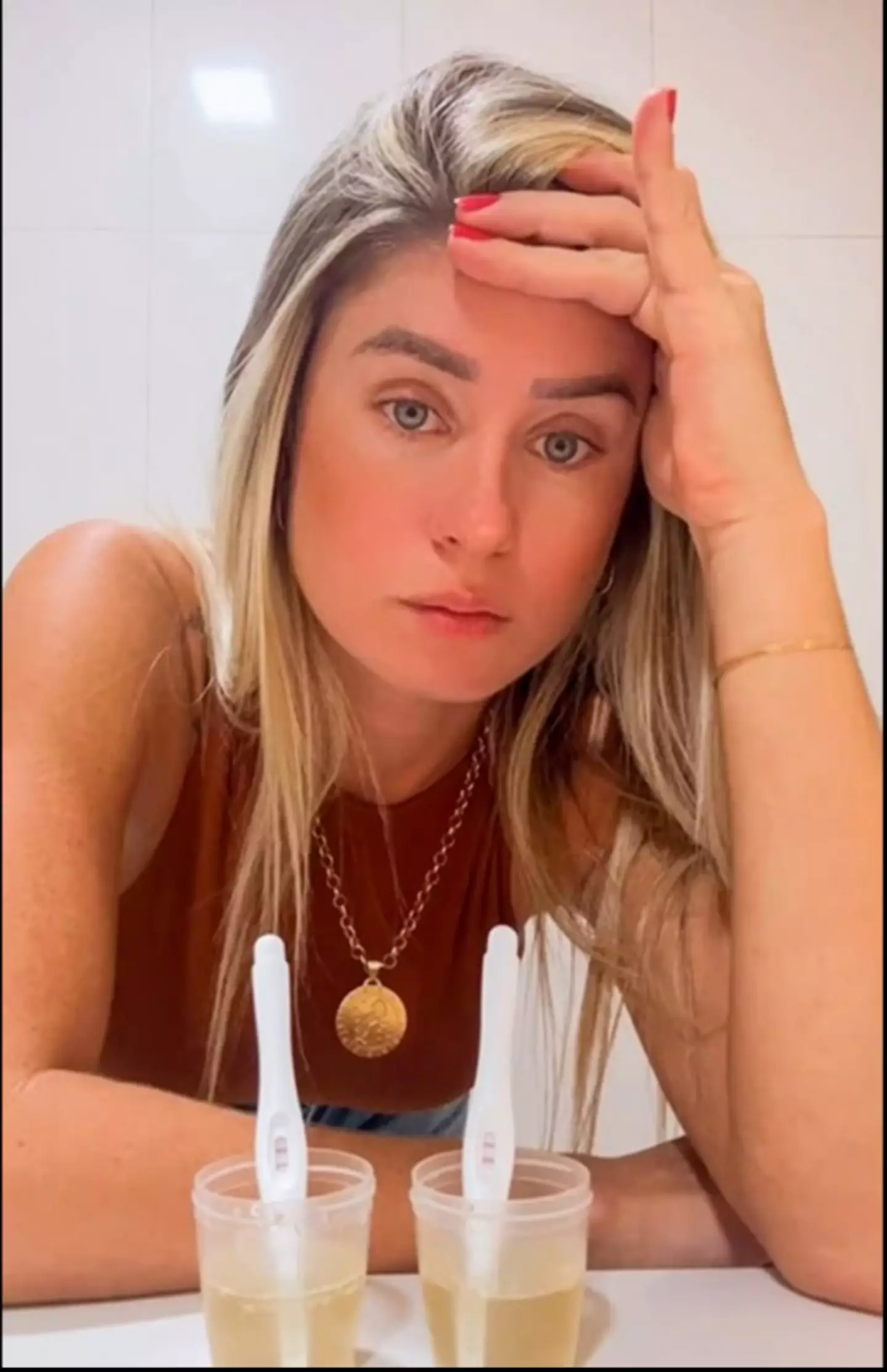 She announced she was pregnant by showing two positive tests (Newsflash)