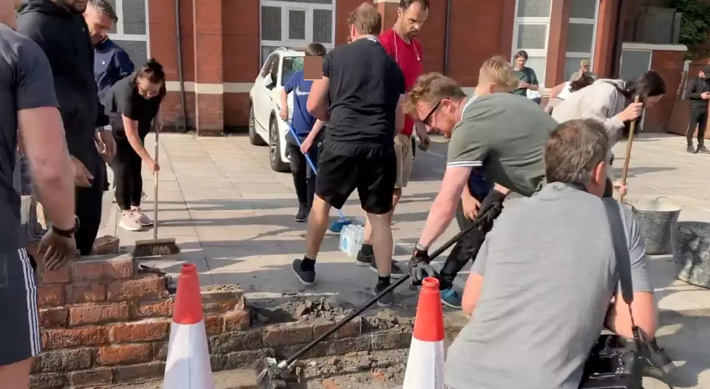 Swarms of residents headed to a local mosque to help repair a damaged wall (X/@merseyhack)