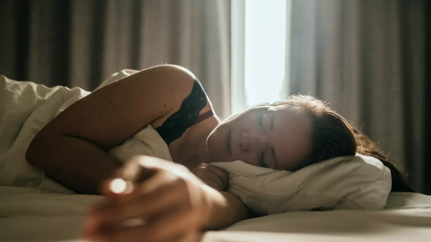 Sleep expert issues warning to anyone who gets 6 hours or less a night