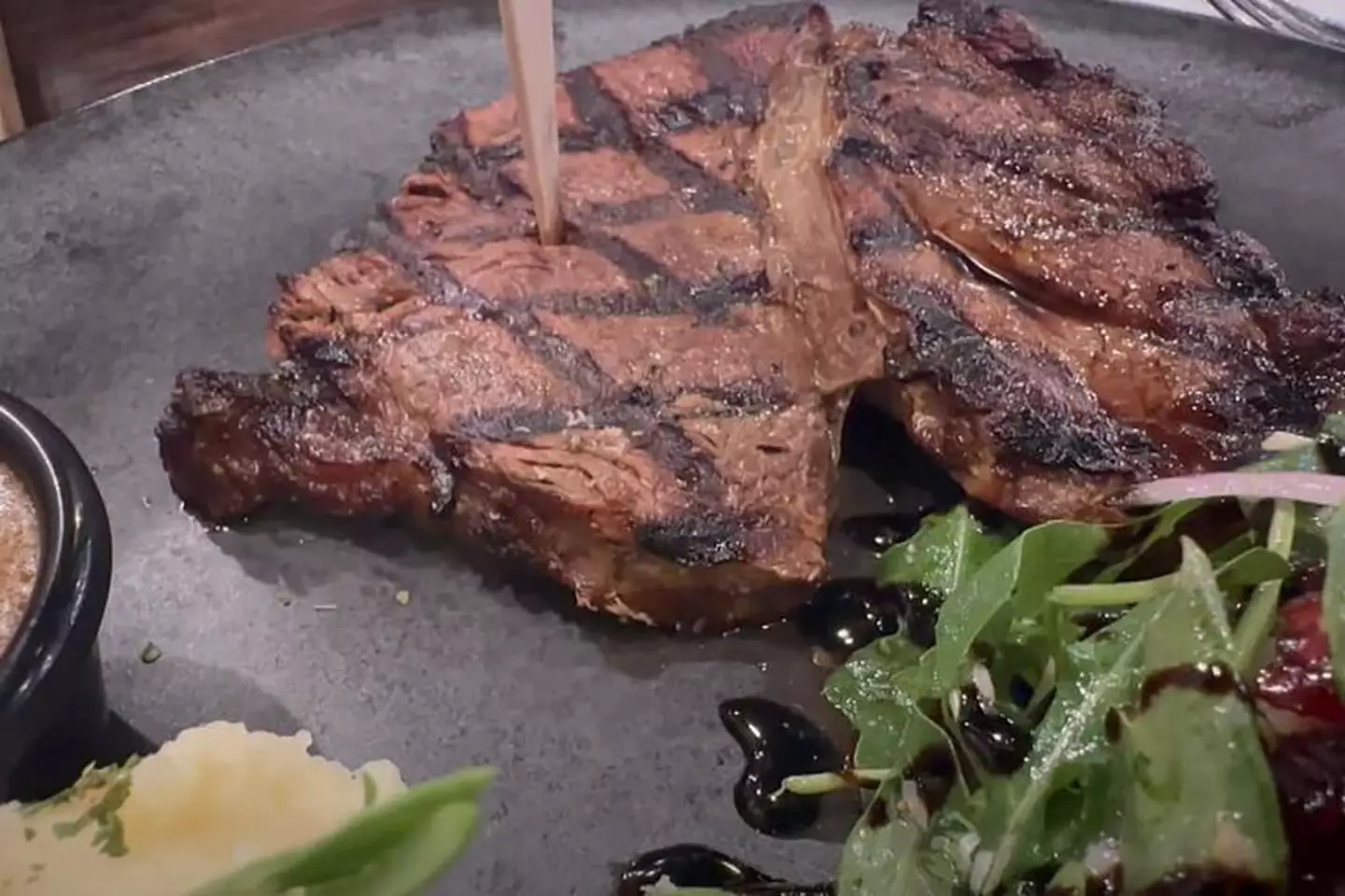 Woman makes gruesome discovery at steakhouse after instantly noticing something was 'wrong' - Food & Drink - LADbible