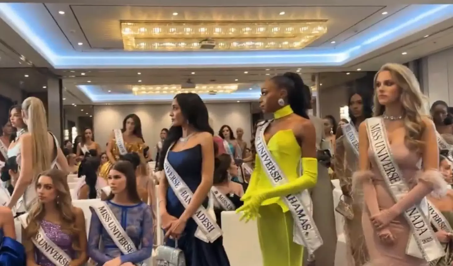 Contestants leaving the room in support of Mexico's Fátima Bosch (X)