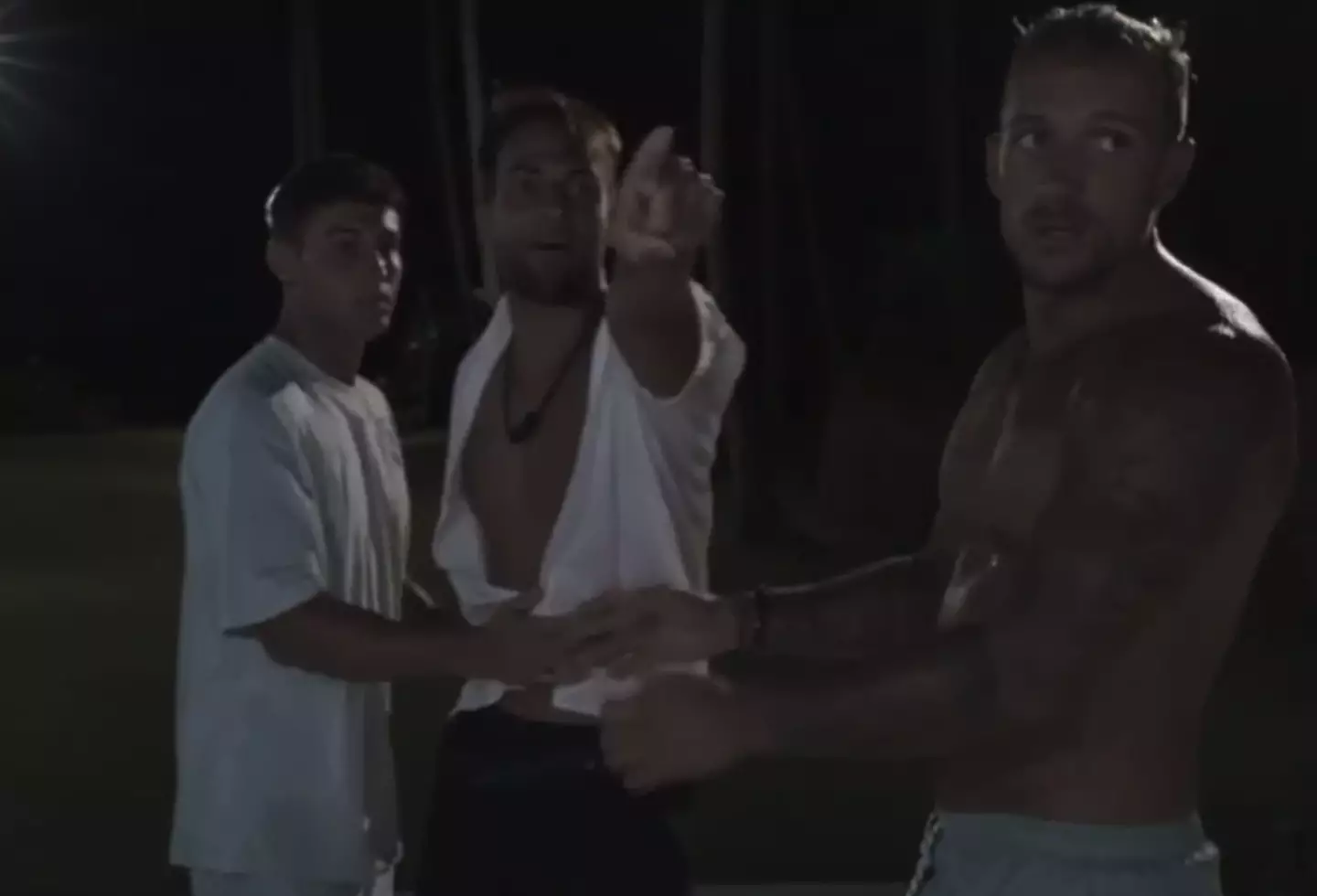 Other people on the show held him back outside the villa (Mitele)