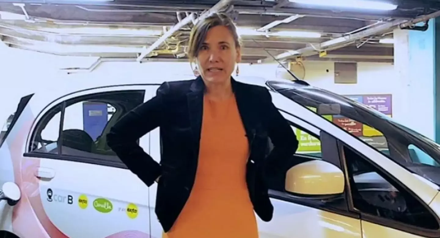 The businesswoman was having an affair with one of the girl's fathers, according to reports (YouTube/Autos Rodando)