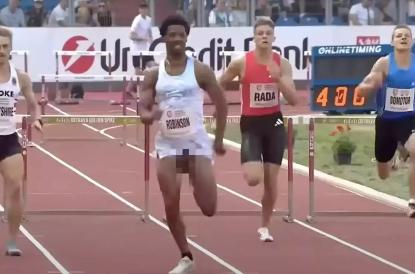 Chris Robinson didn't let his wardrobe malfunction stop him during the 400m hurdles (World Athletics)