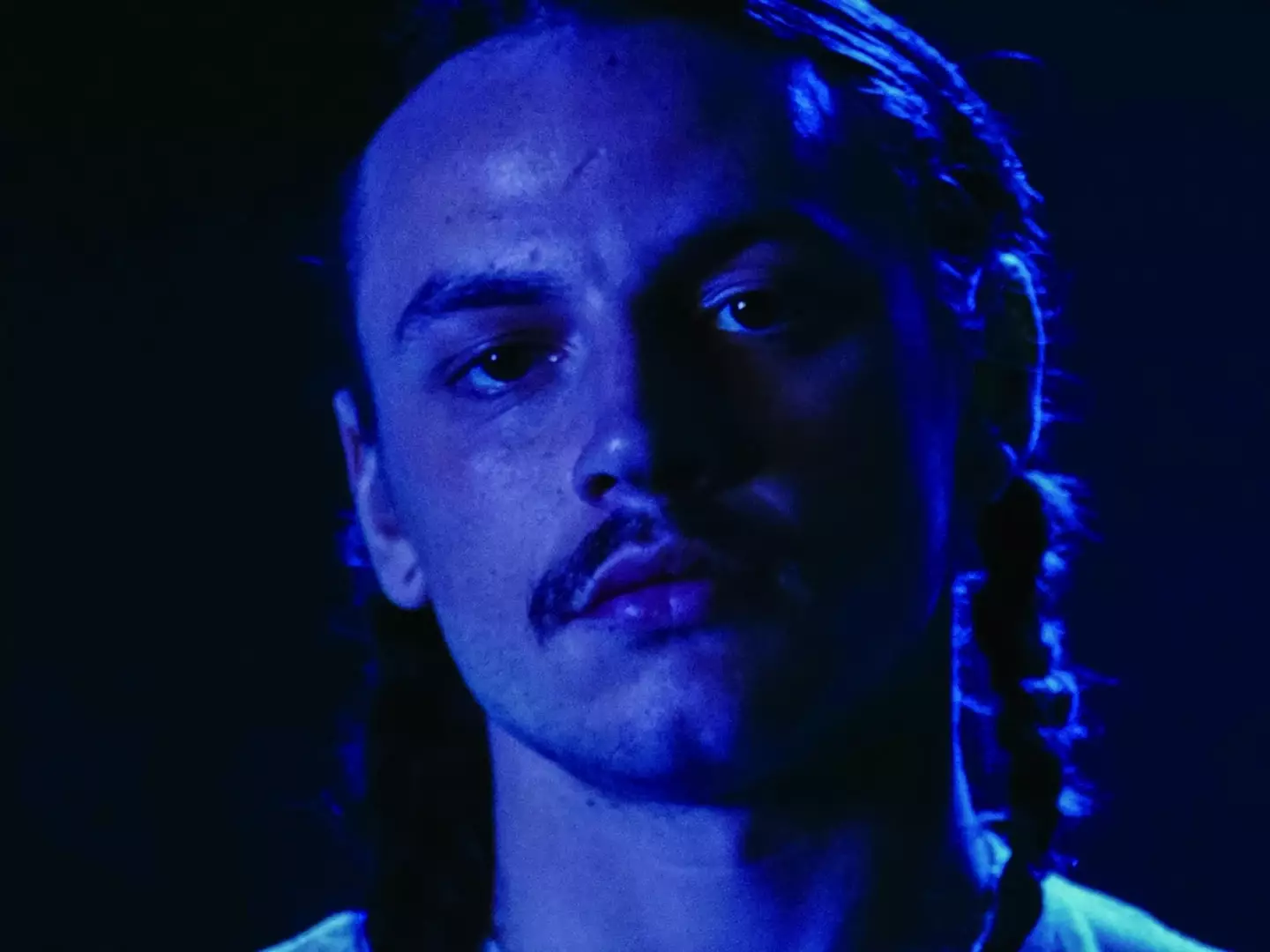 The film features a number of unsimulated sex scenes, some including (fictional) incest (a/Political)